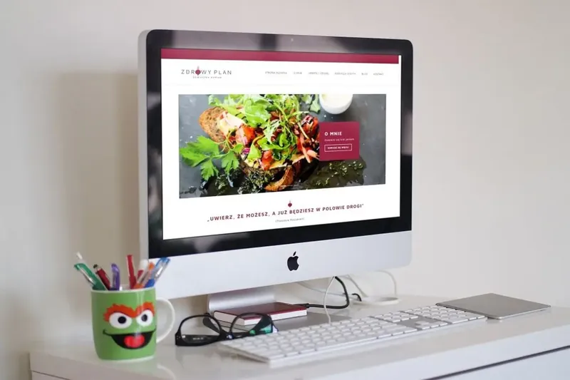 Projekt strony internetowej na ekranie — realizacja Multicolor