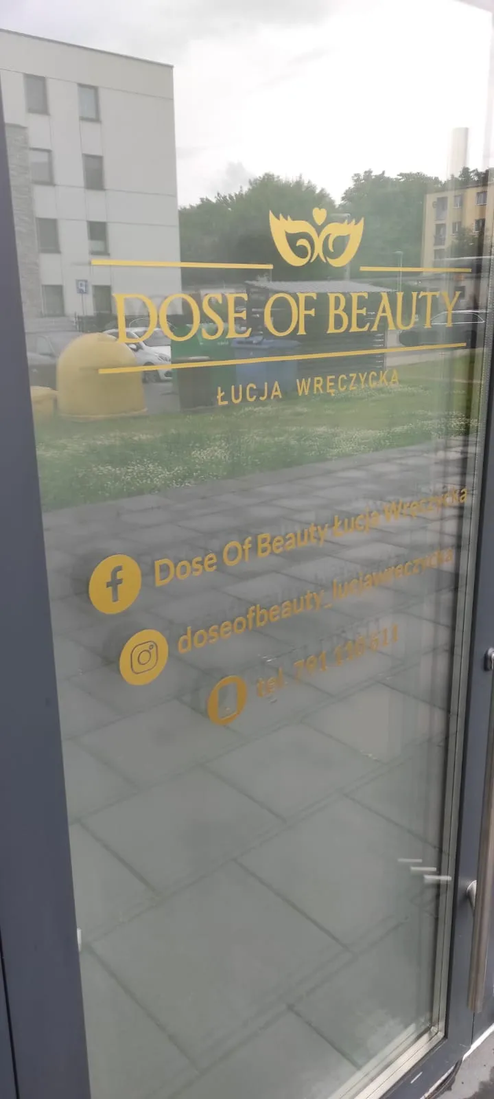 Oklejenie witryny folią szronioną i złotą dla Dose of Beauty