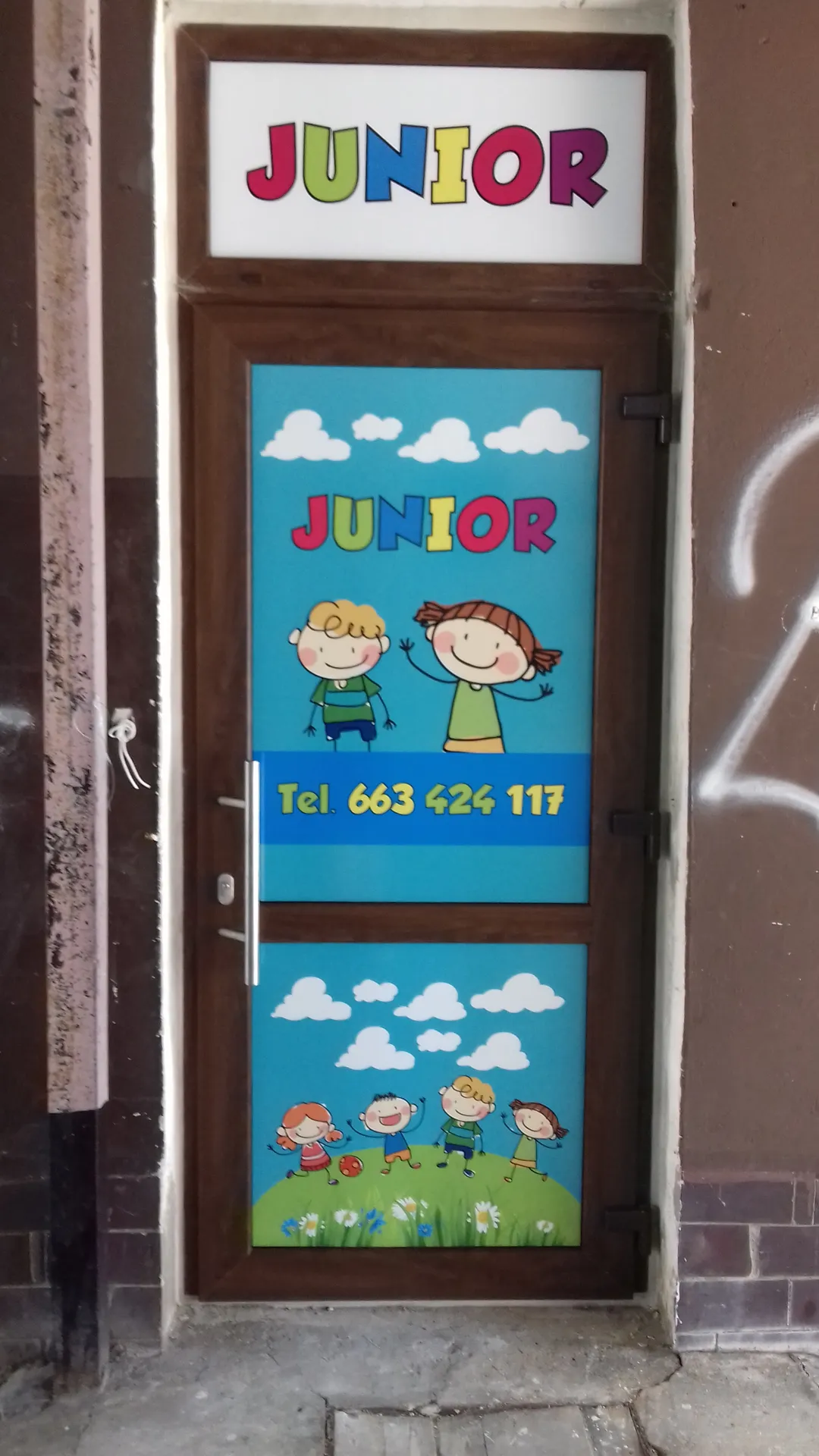 Oklejenie witryny dla Junior
