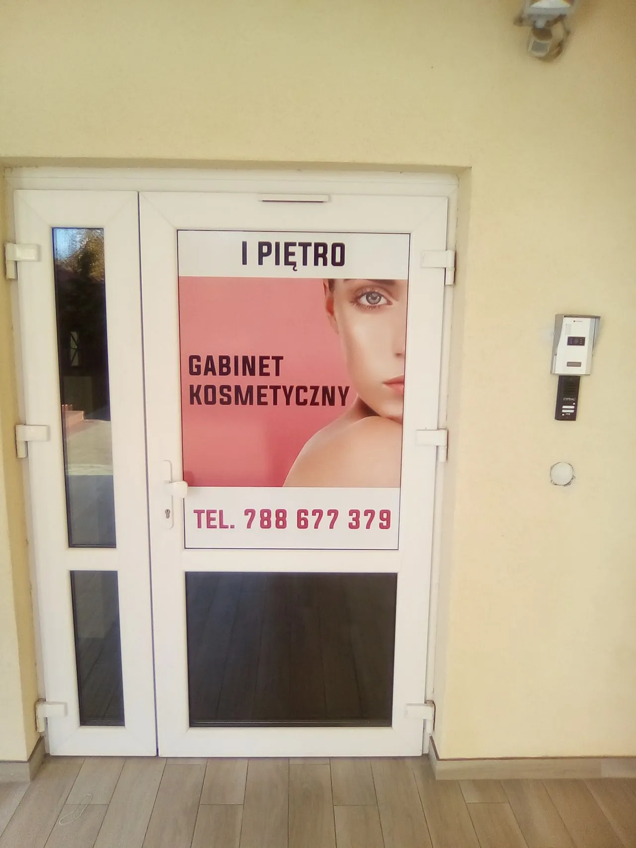 Oklejenie witryny dla Magia Urody folią Monomeryczną i OWV