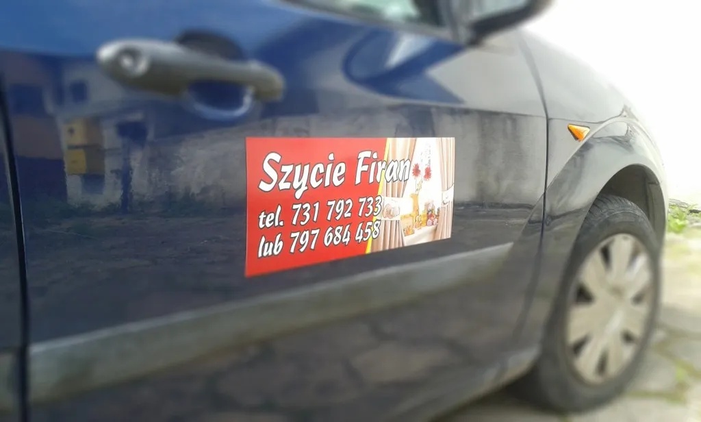 Wyklejanie folii owv i magnesów na aucie