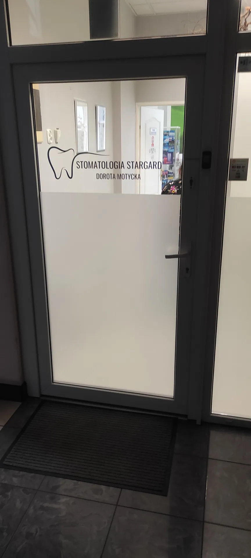 Oklejenie szyb folią ciętą i szronioną dla Stomatologia Stargard Dorota Matycka