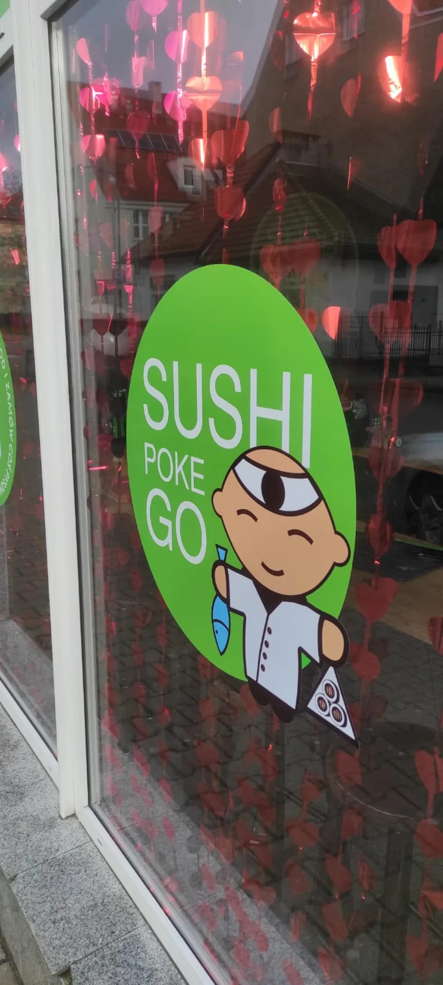 Oklejenie witryny na zlecenie Sushi Poke Go Stargard